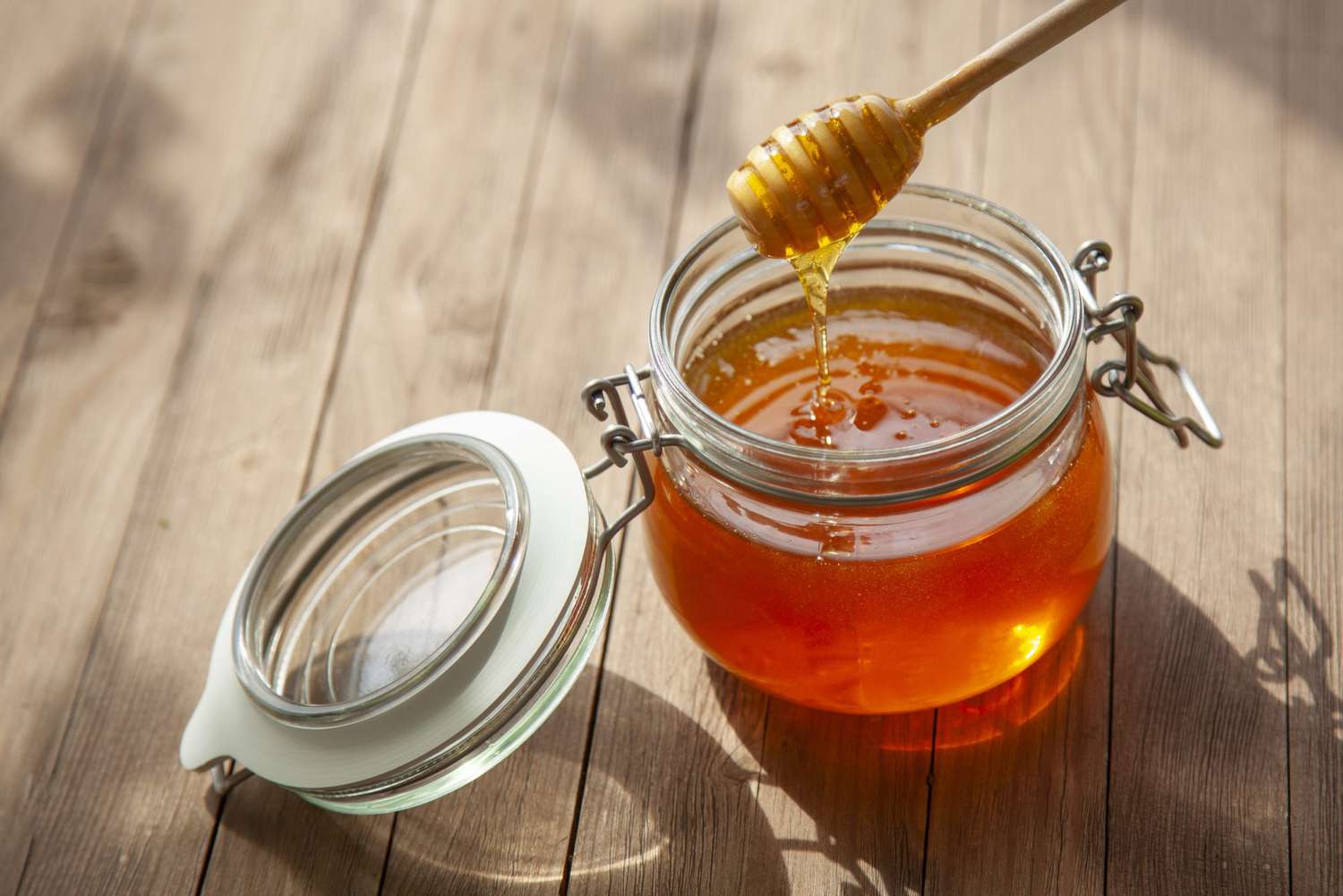 WHY HONEY IS THE HEALTHIER ALTERNATIVE TO REFINED SUGAR
